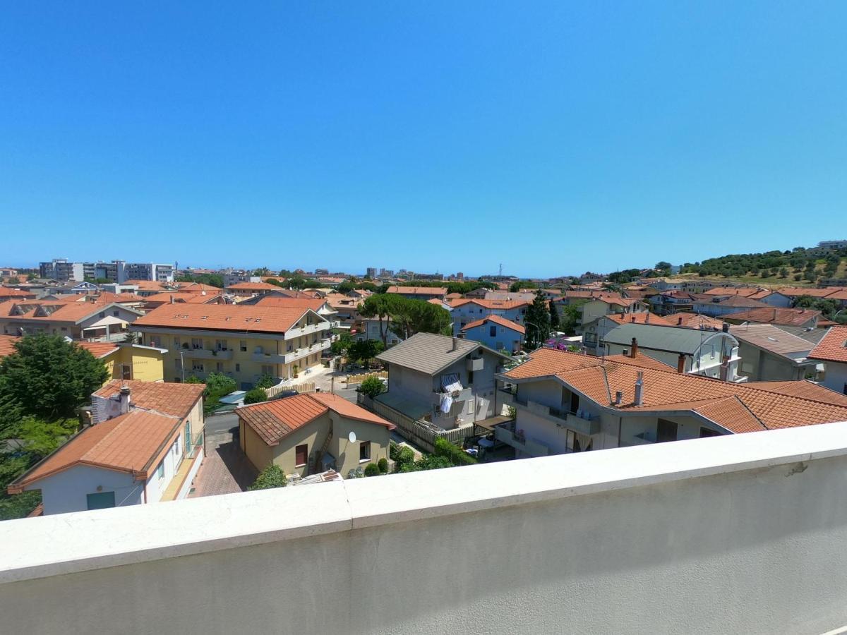 Attico Petfriendly Con Terrazzo, Via Del Borgo Lägenhet Montesilvano Marina Exteriör bild