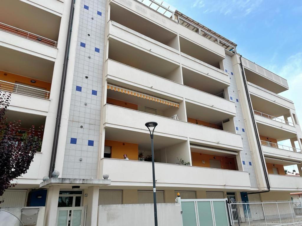 Attico Petfriendly Con Terrazzo, Via Del Borgo Lägenhet Montesilvano Marina Exteriör bild